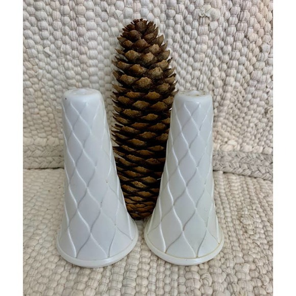 Vintage melamine white textured salt and pepper shakers - Picture 1 of 9